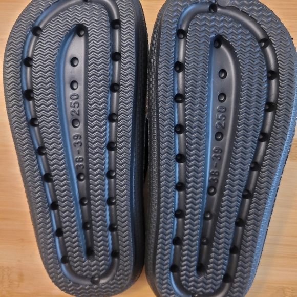 Womens Sootheeze slides and flip flops, a lot of 2! - Picture 6 of 8